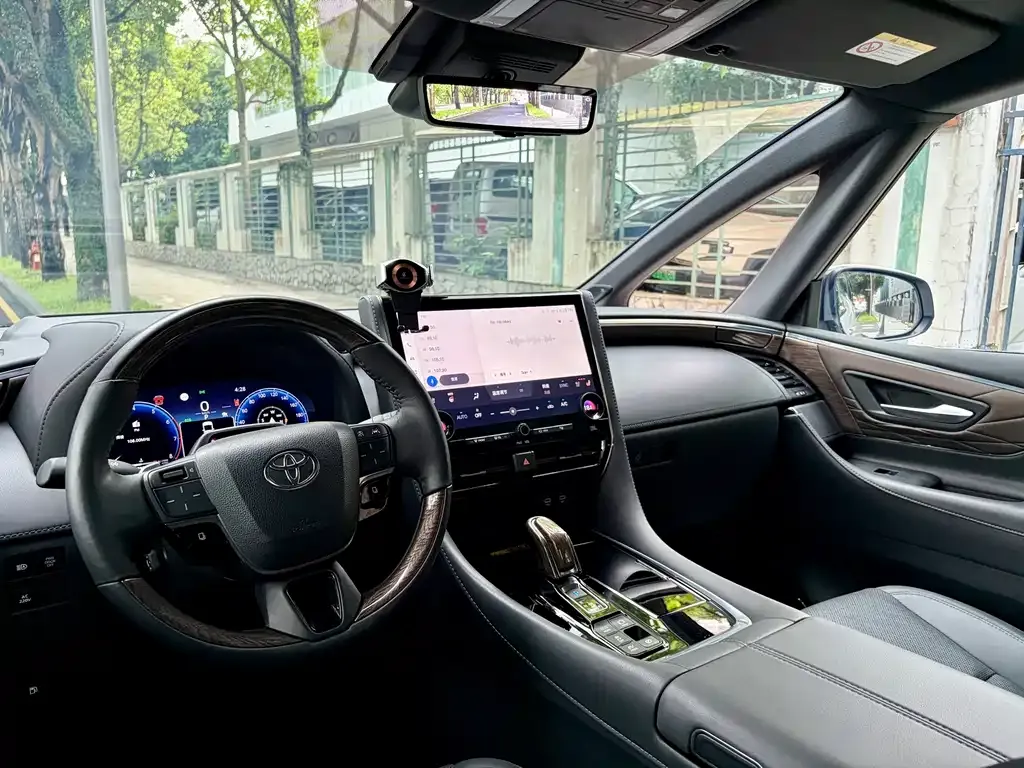 Toyota Alphard — фото 2