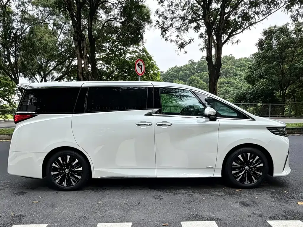 Toyota Alphard — фото 8