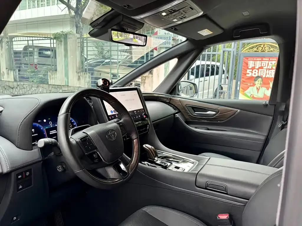 Toyota Alphard — фото 4