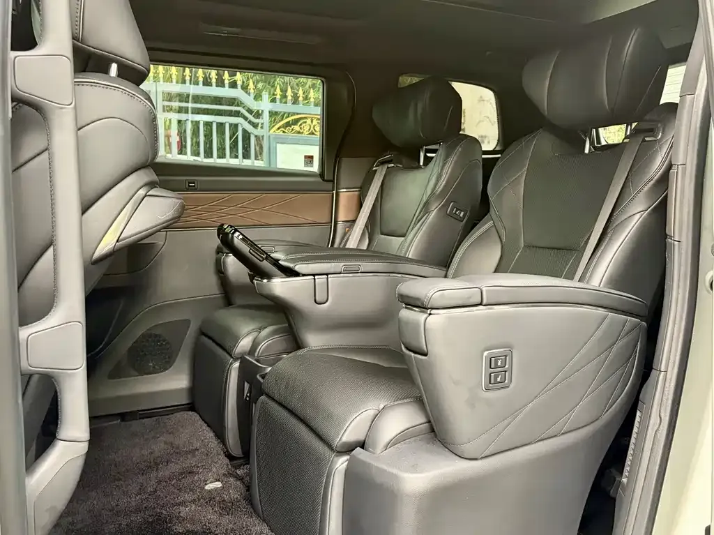 Toyota Alphard — фото 5