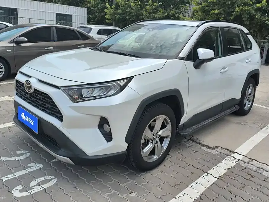 Toyota RAV4 — фото 1