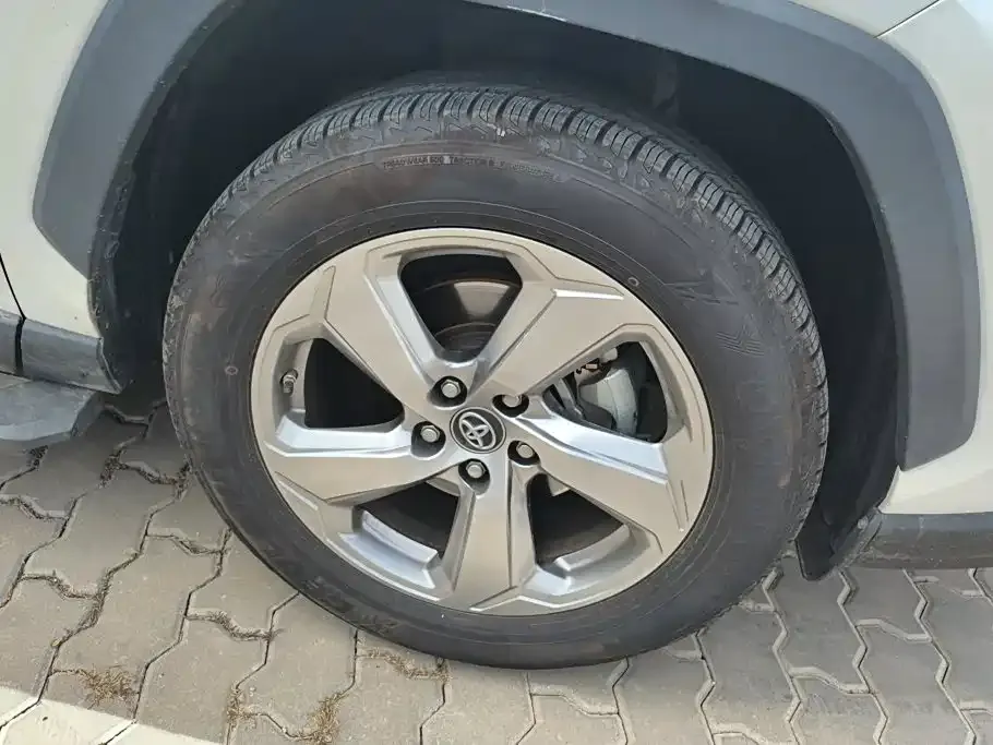 Toyota RAV4 — фото 9