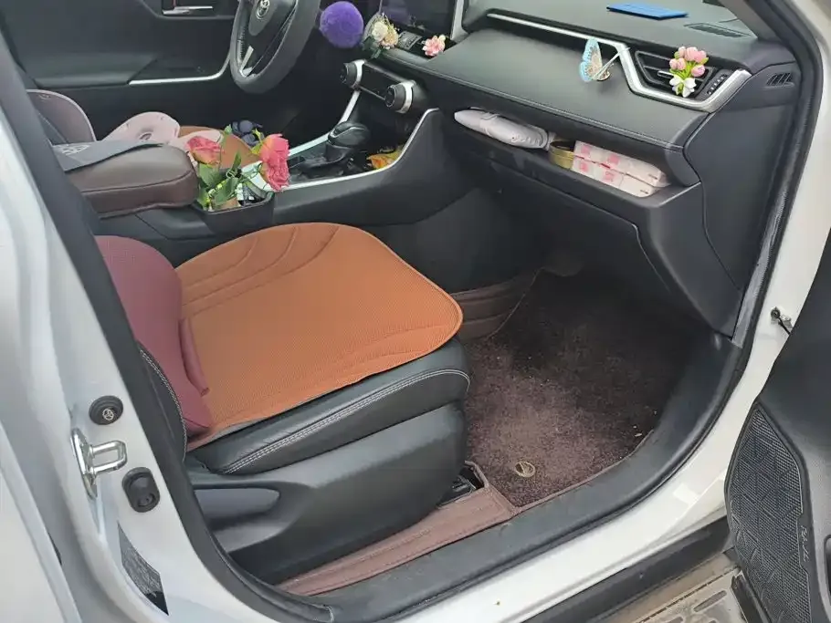Toyota RAV4 — фото 7