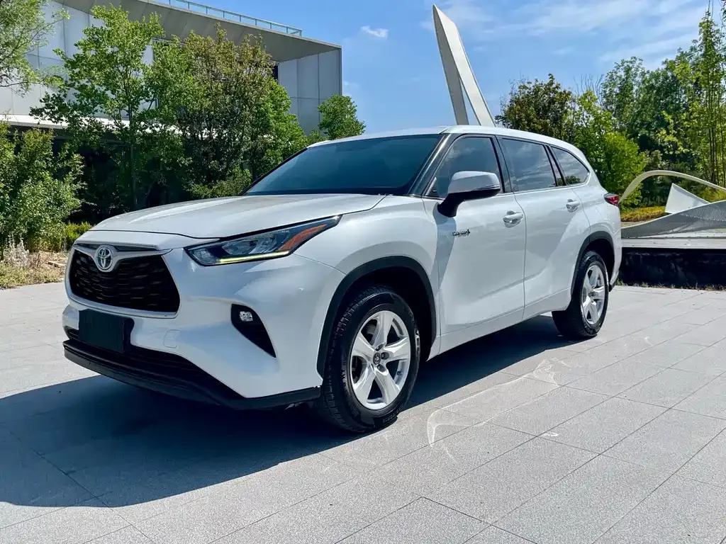 Toyota Highlander — фото 1