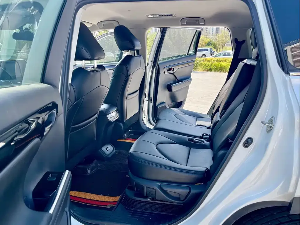 Toyota Highlander — фото 10