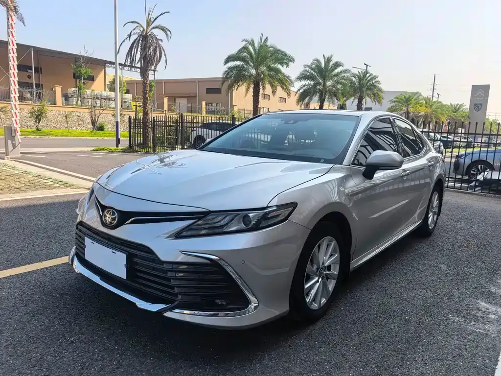 Toyota Camry — фото 1