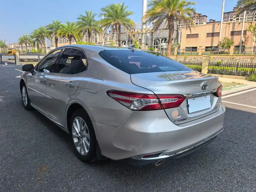 Toyota Camry — фото 5