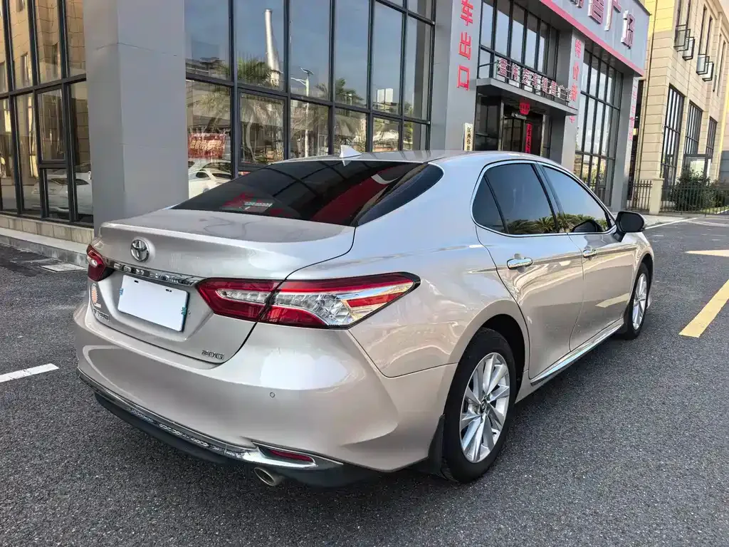 Toyota Camry — фото 8