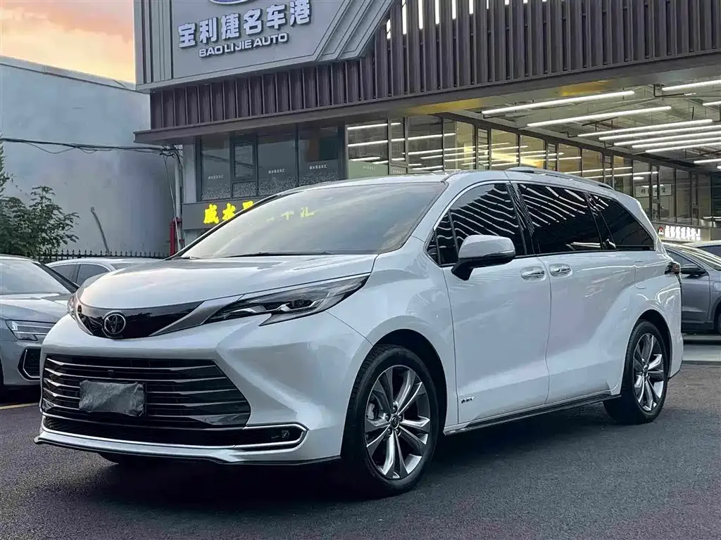 Toyota Sienna — фото 1