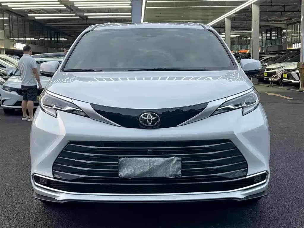 Toyota Sienna — фото 3
