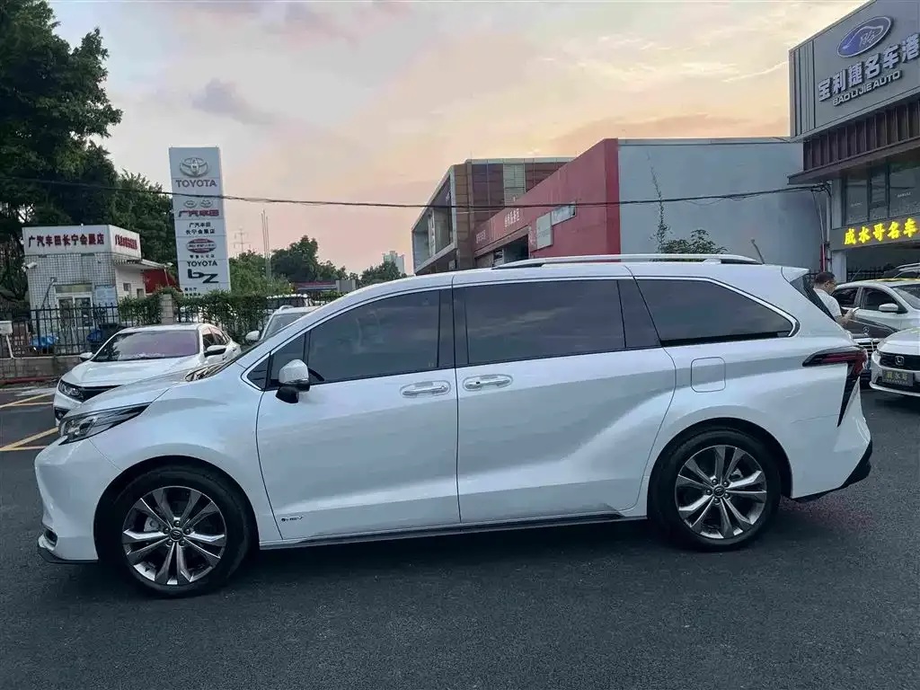 Toyota Sienna — фото 2