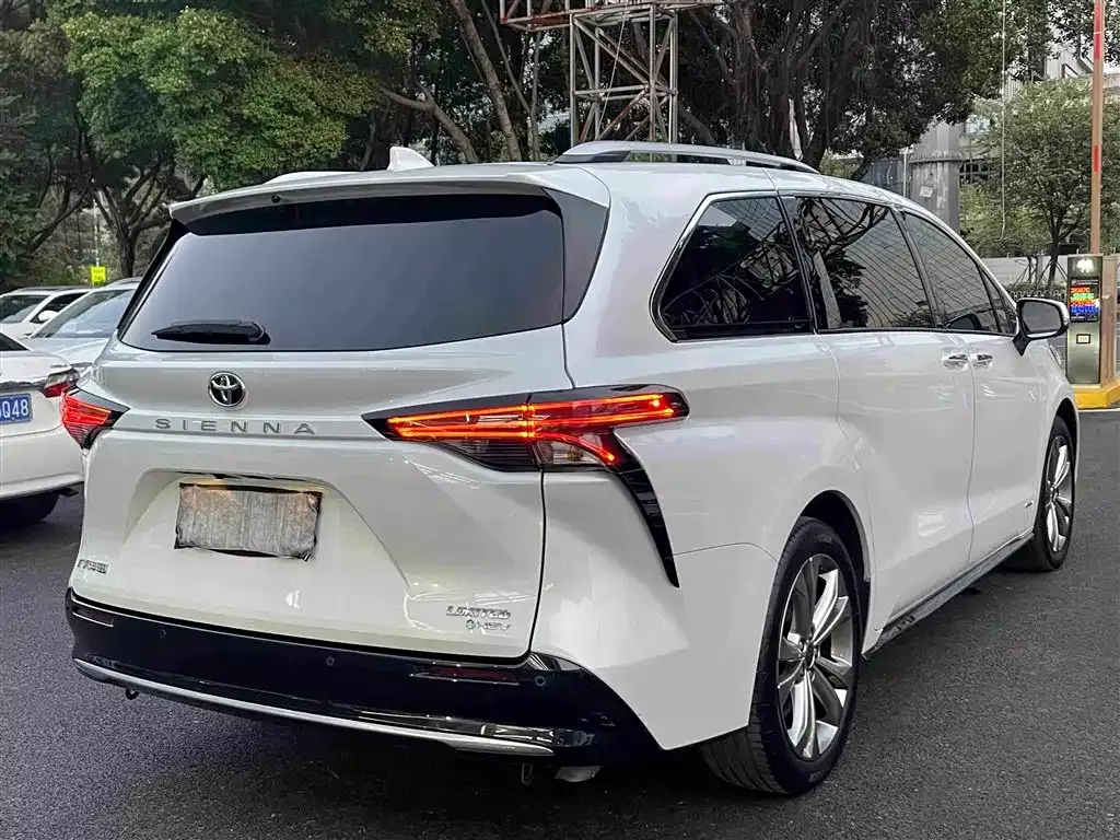 Toyota Sienna — фото 10