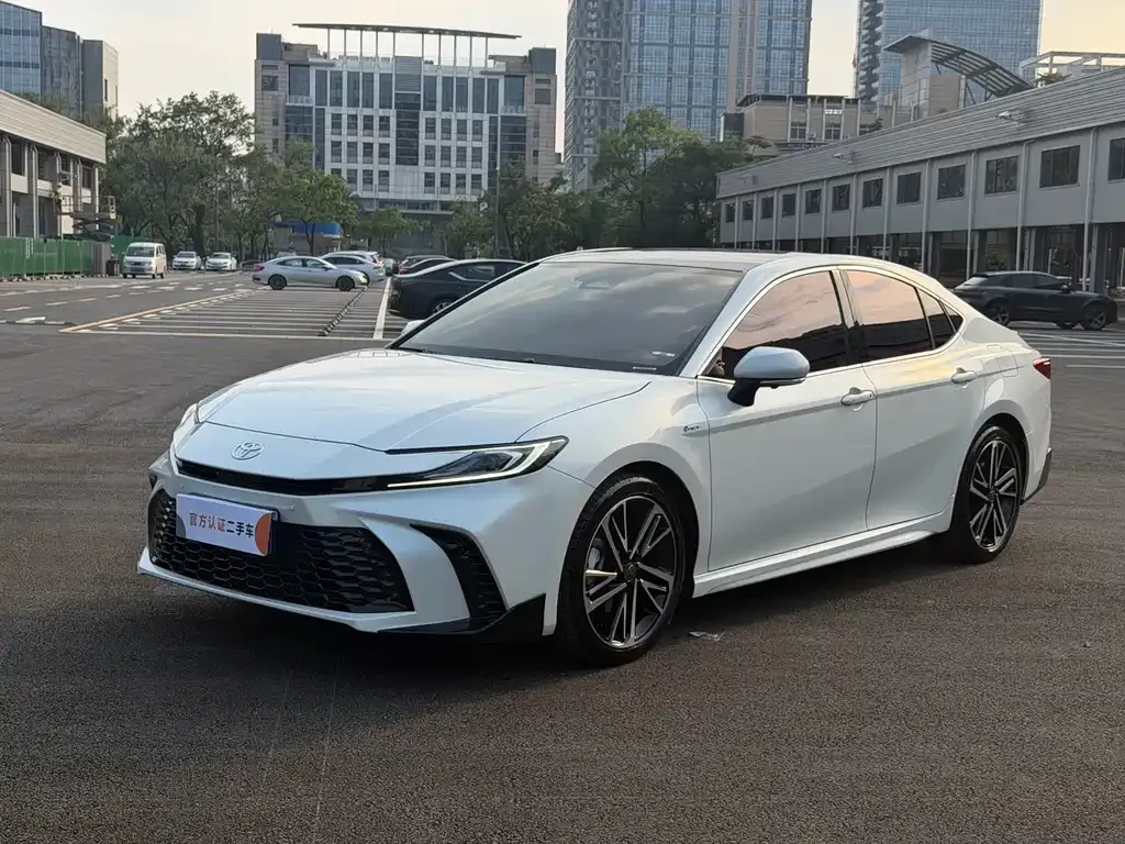 Toyota Camry — фото 1