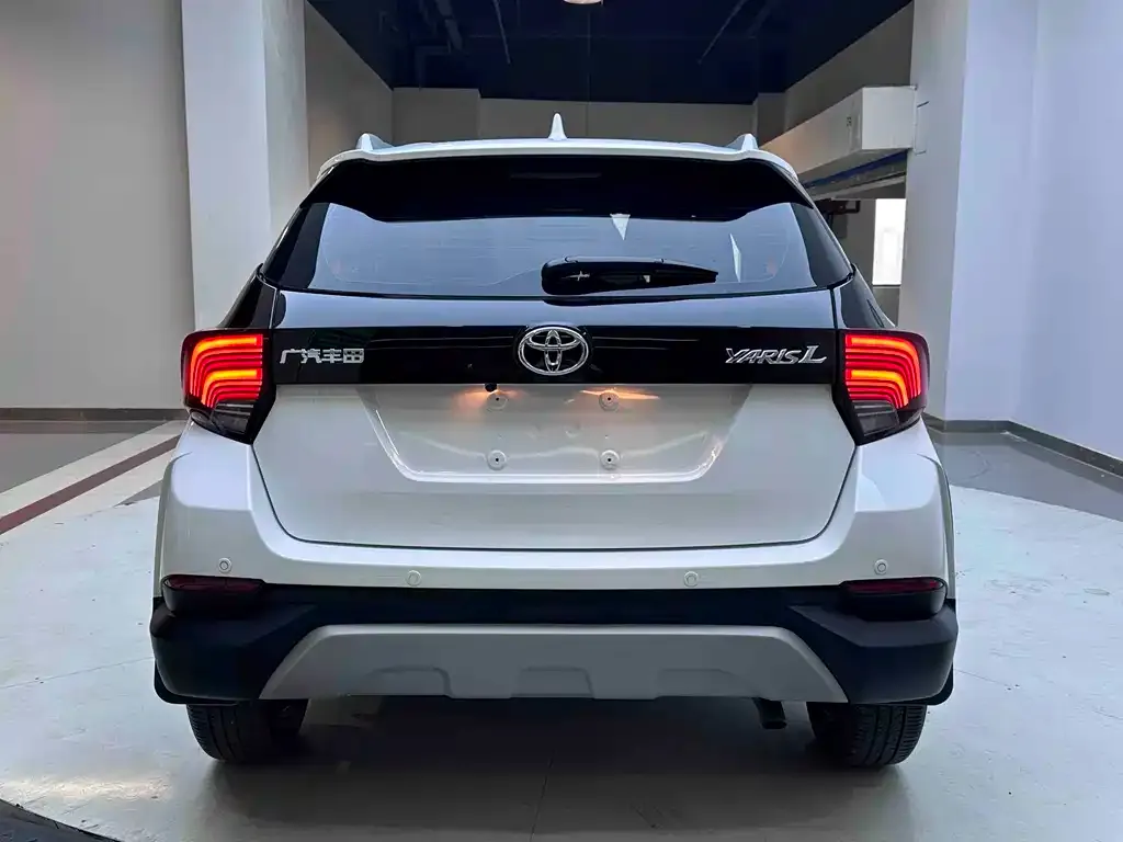 Toyota Yaris L — фото 10
