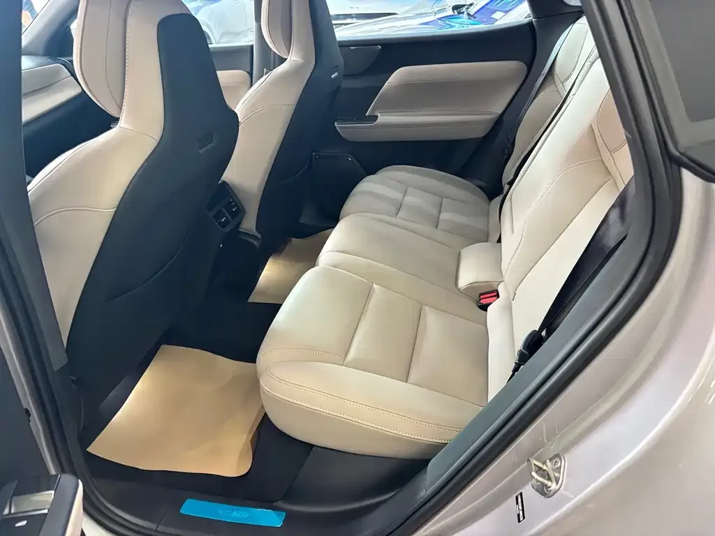 Volvo XC70 Plug-in Hybrid — фото 9