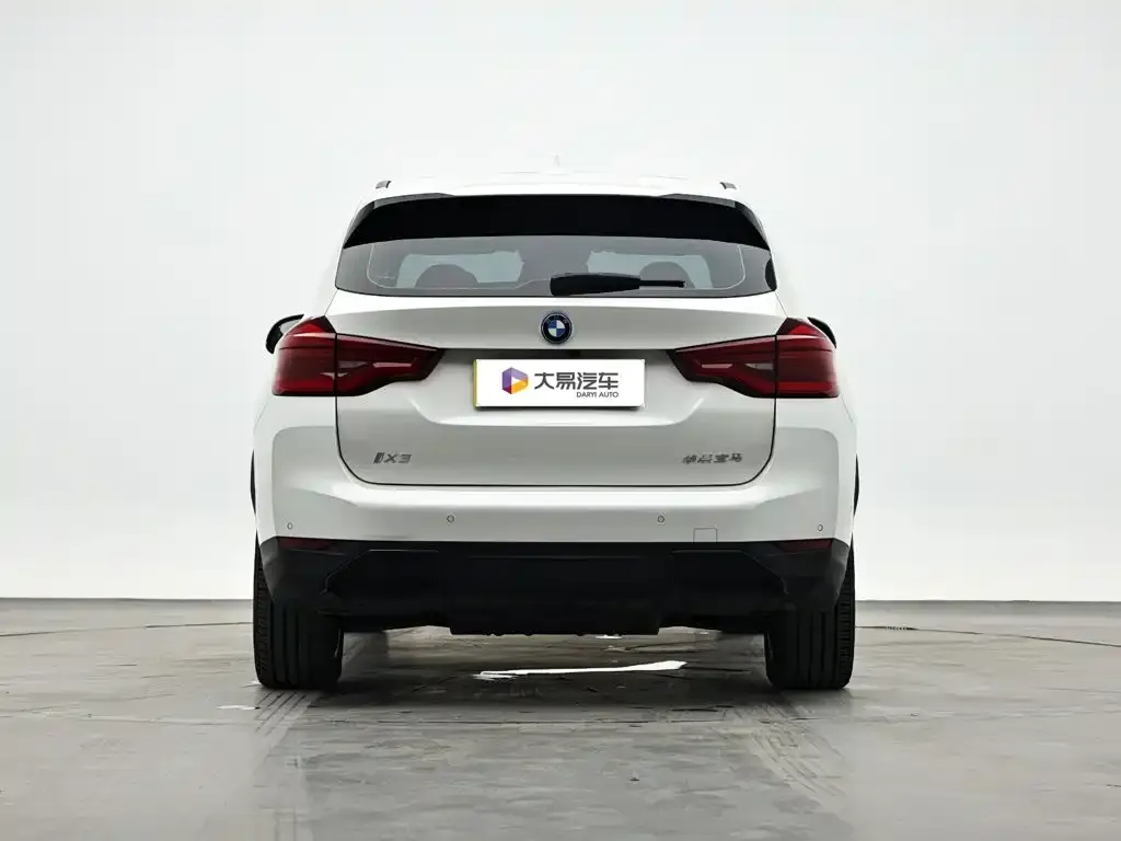 BMW iX3 — фото 9