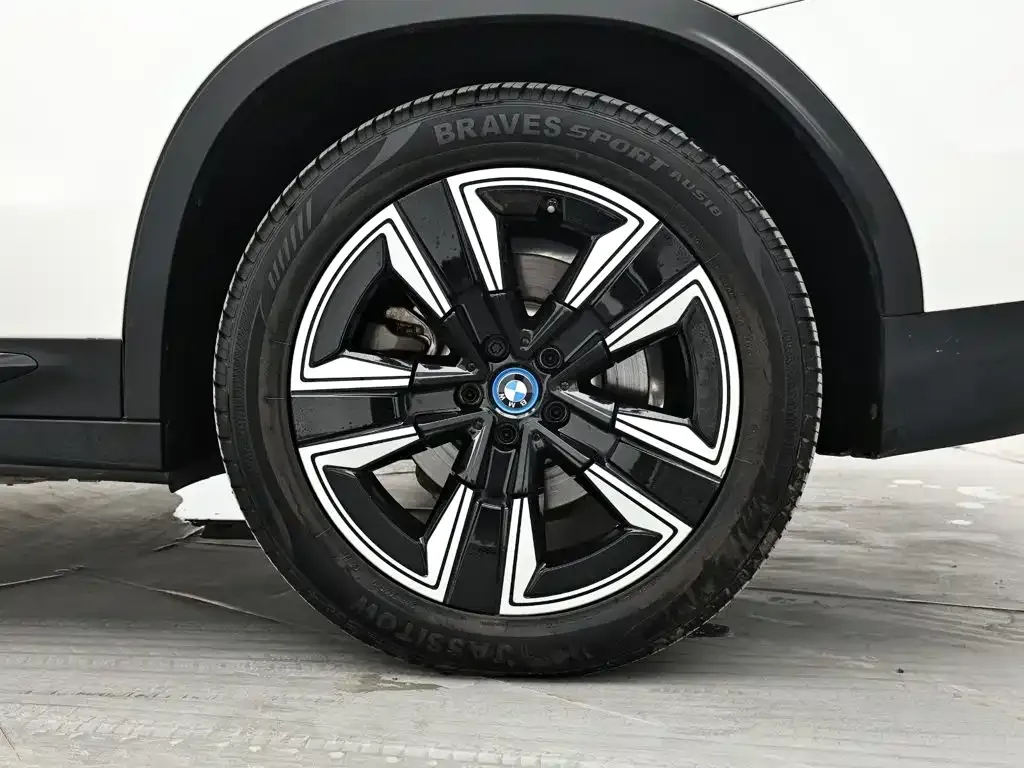 BMW iX3 — фото 10