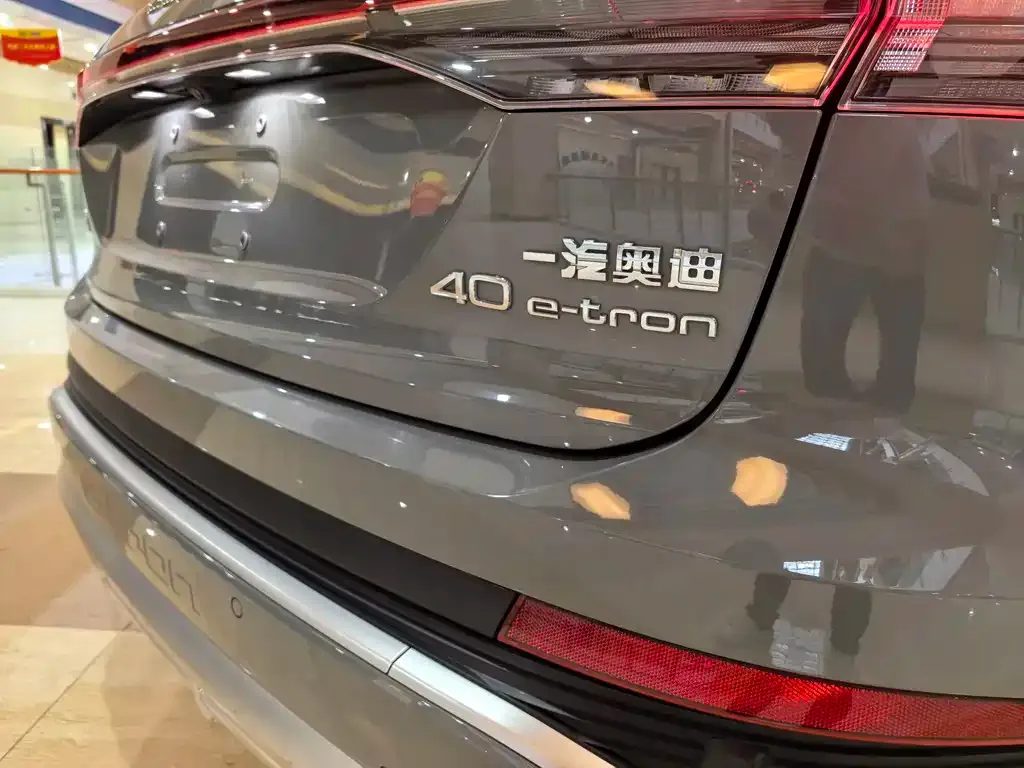 Audi Q4 e-tron — фото 2