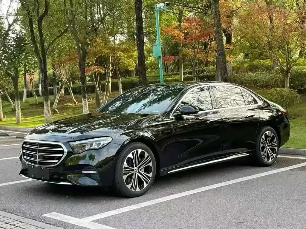 Mercedes-Benz E-Class — фото 1