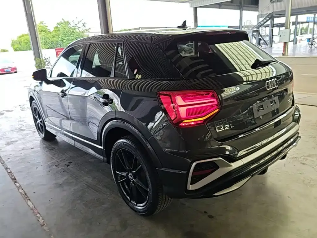 Audi Q2L — фото 10