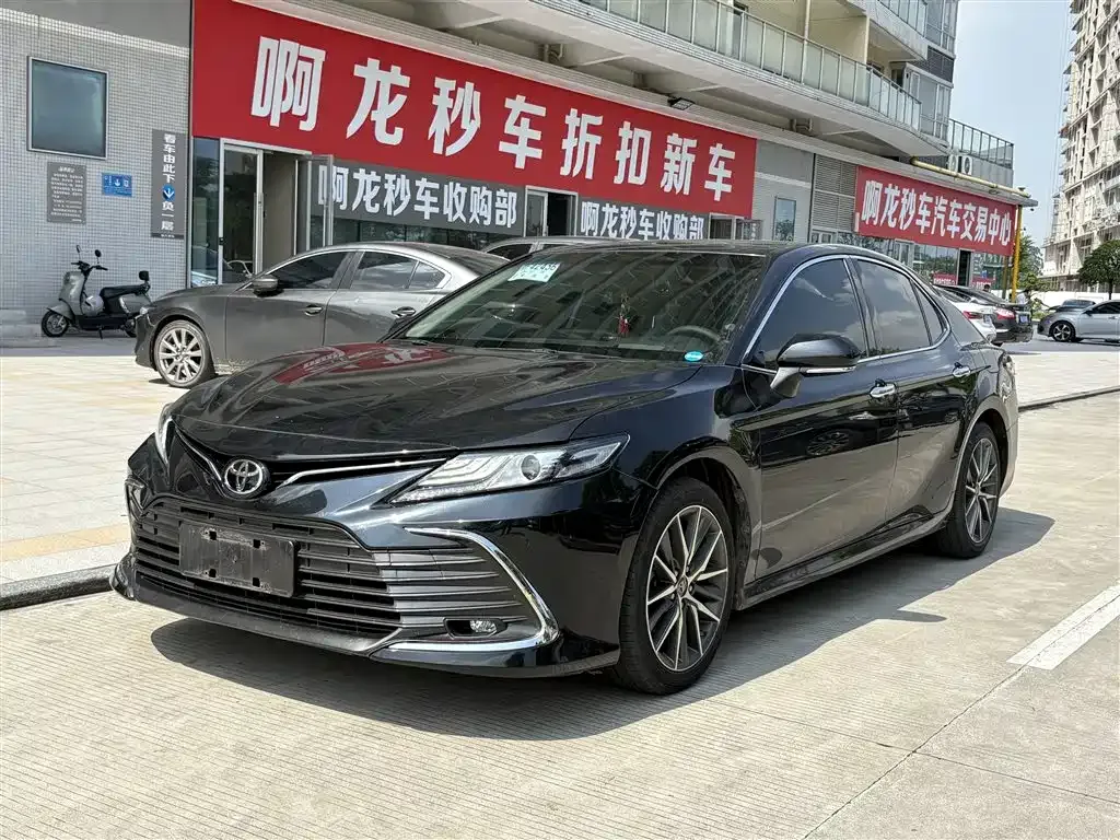Toyota Camry — фото 1