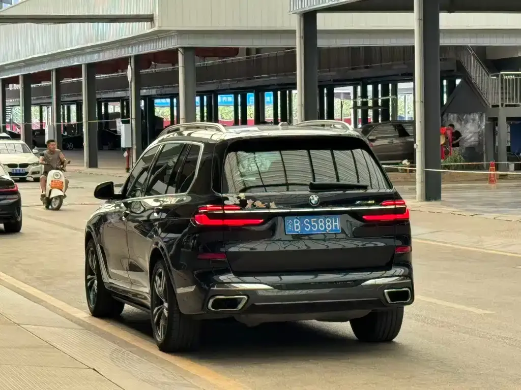 BMW X7 — фото 2