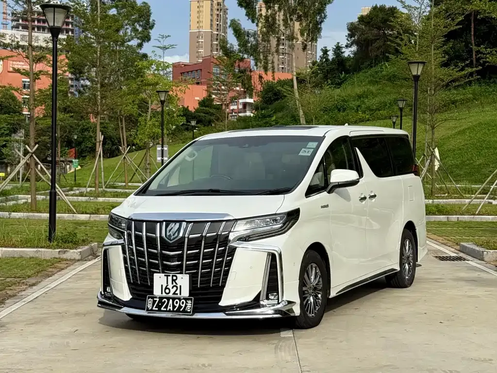 Toyota Alphard — фото 1