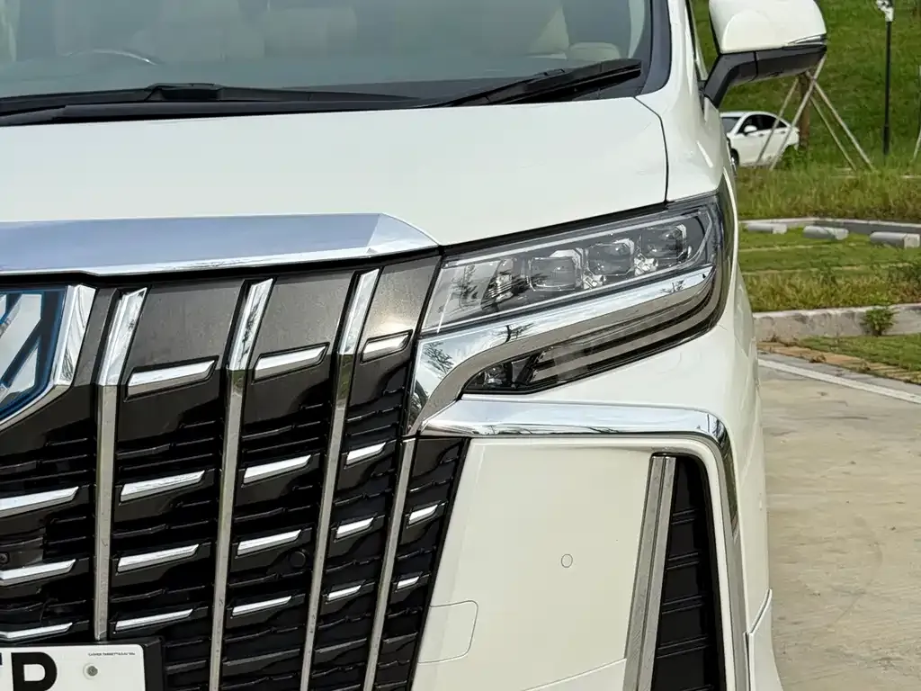 Toyota Alphard — фото 3