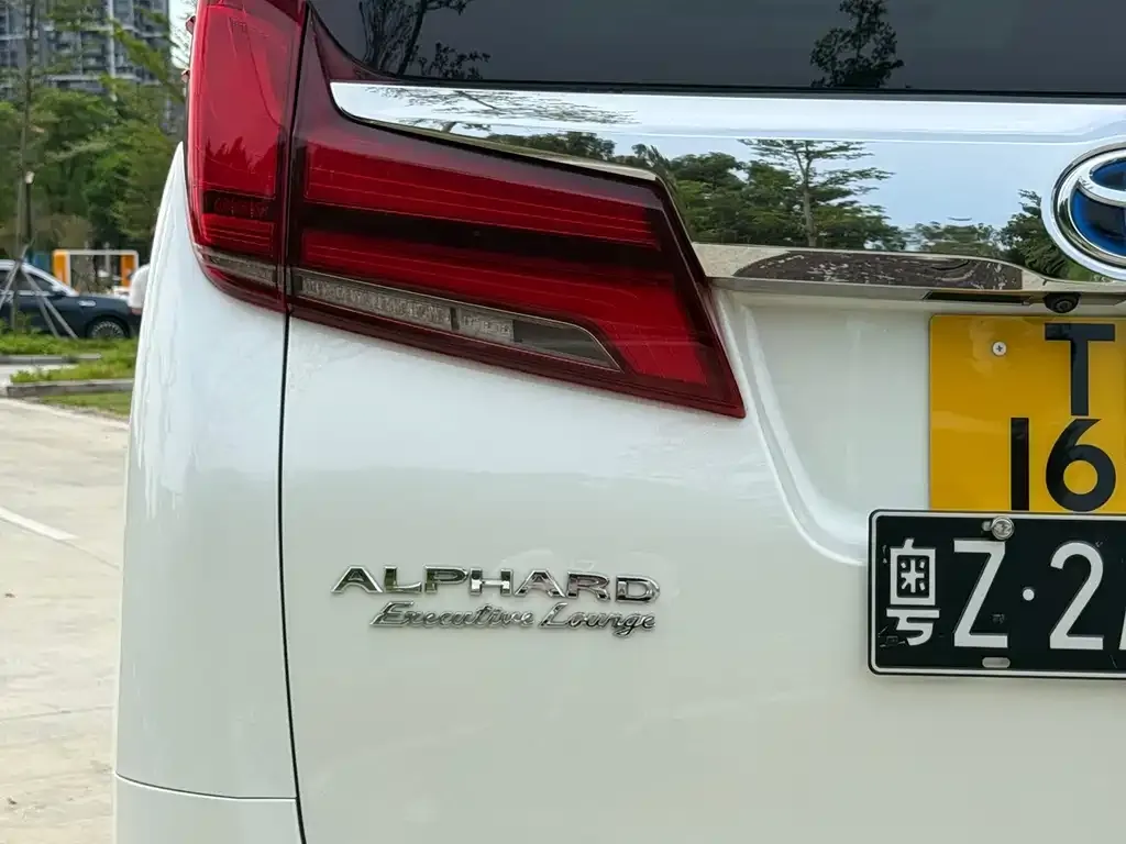 Toyota Alphard — фото 4