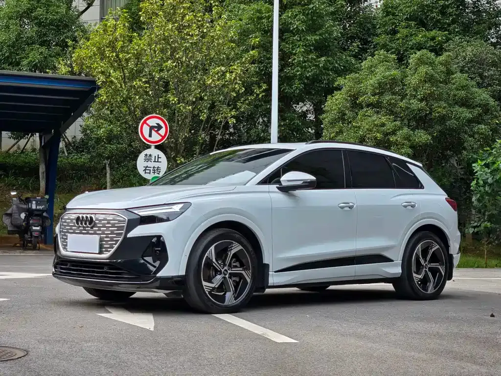Audi Q4 e-tron — фото 1