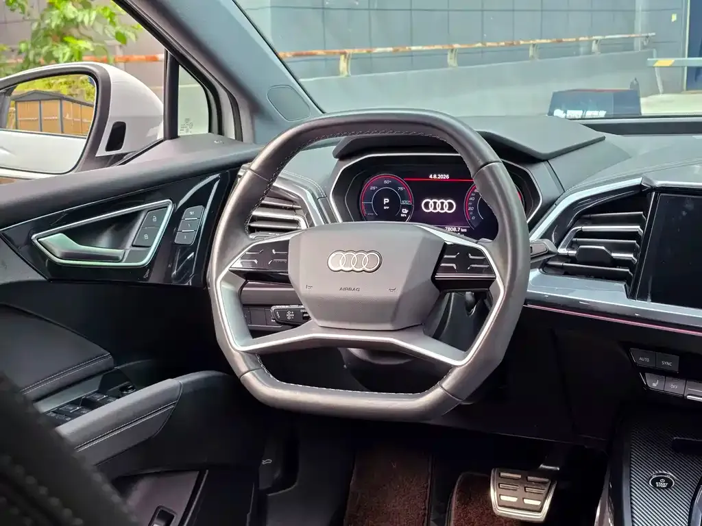 Audi Q4 e-tron — фото 2