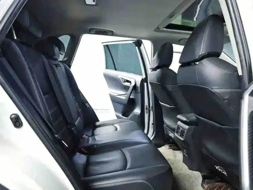 Toyota RAV4 — фото 8