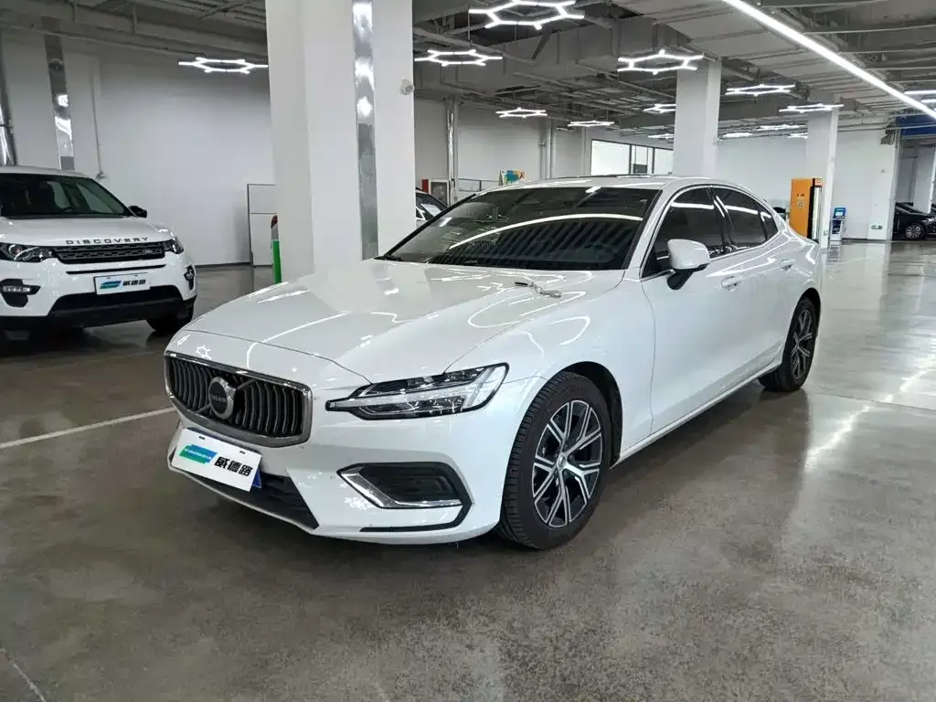 Volvo S60 — фото 1