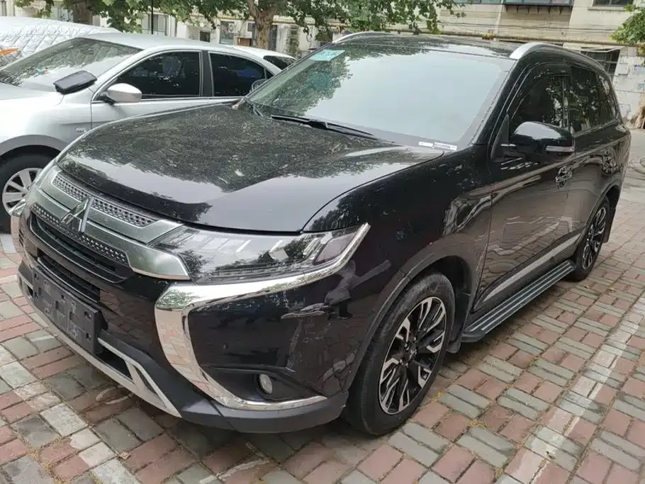 Mitsubishi Outlander — фото 1