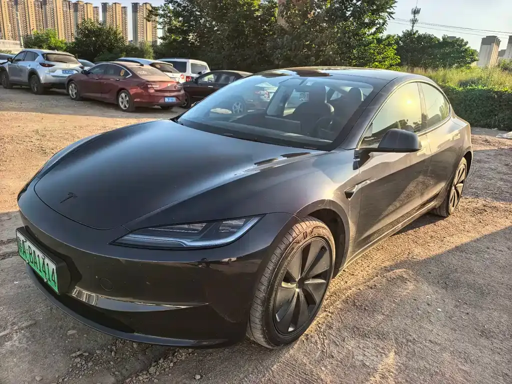 Tesla Model 3 — фото 1