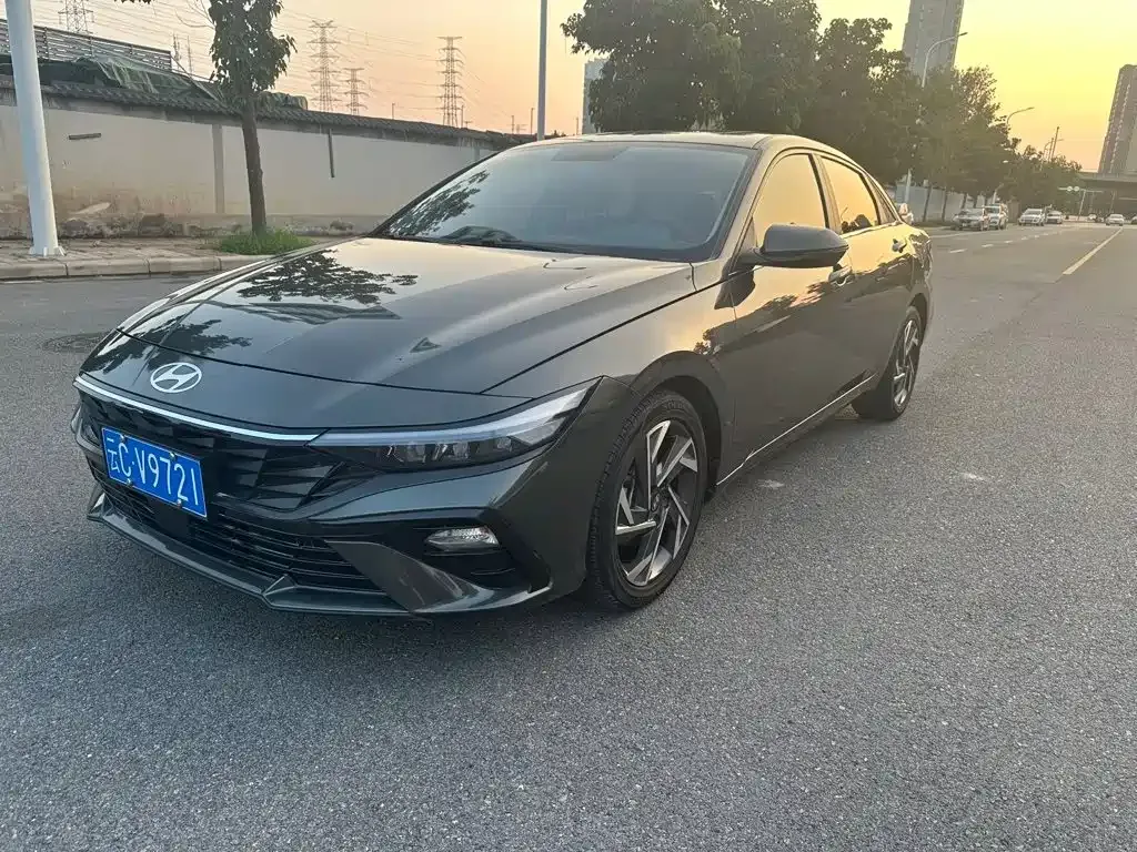 Hyundai Elantra — фото 1