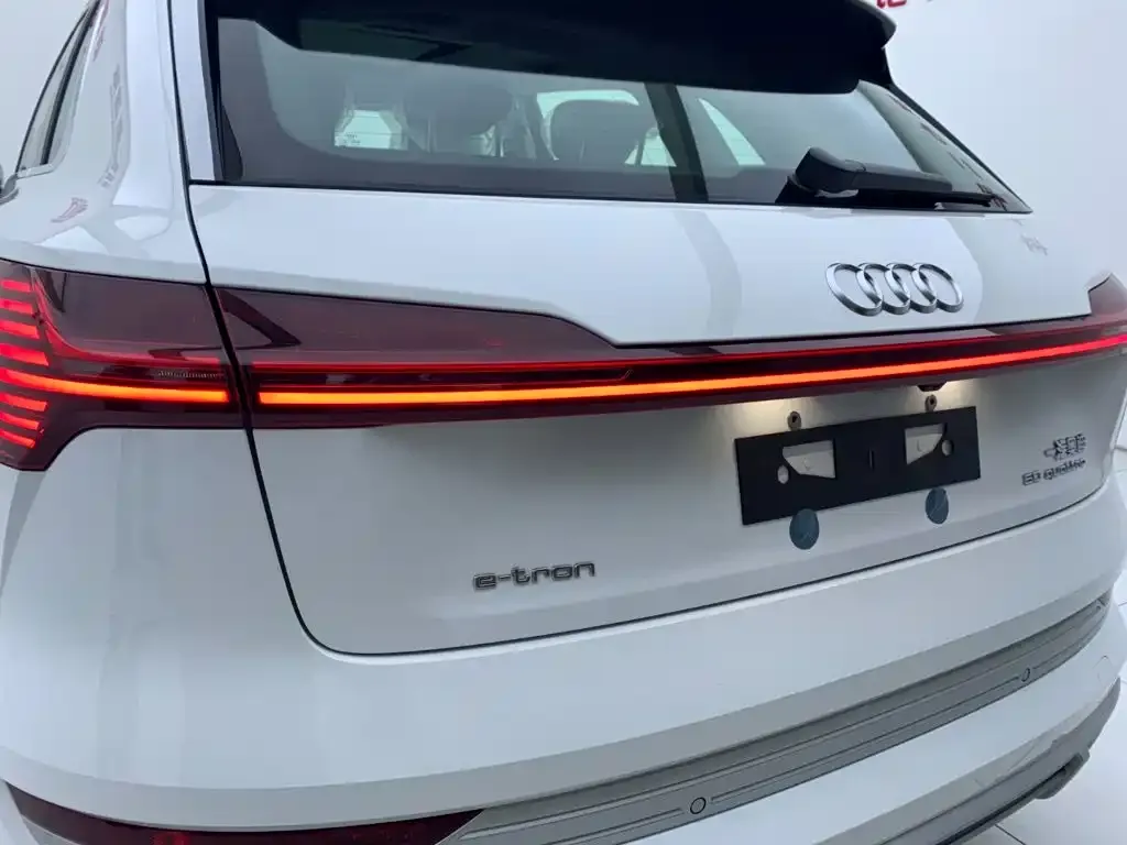 Audi e-tron — фото 8