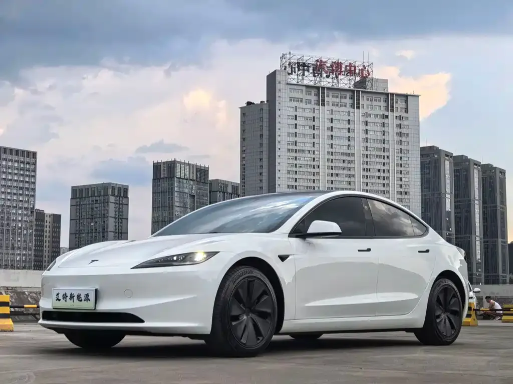 Tesla Model 3 — фото 1