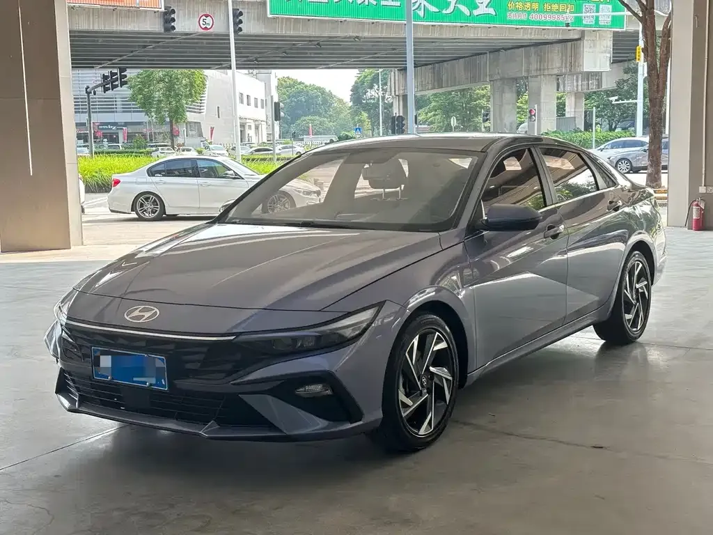 Hyundai Elantra — фото 1