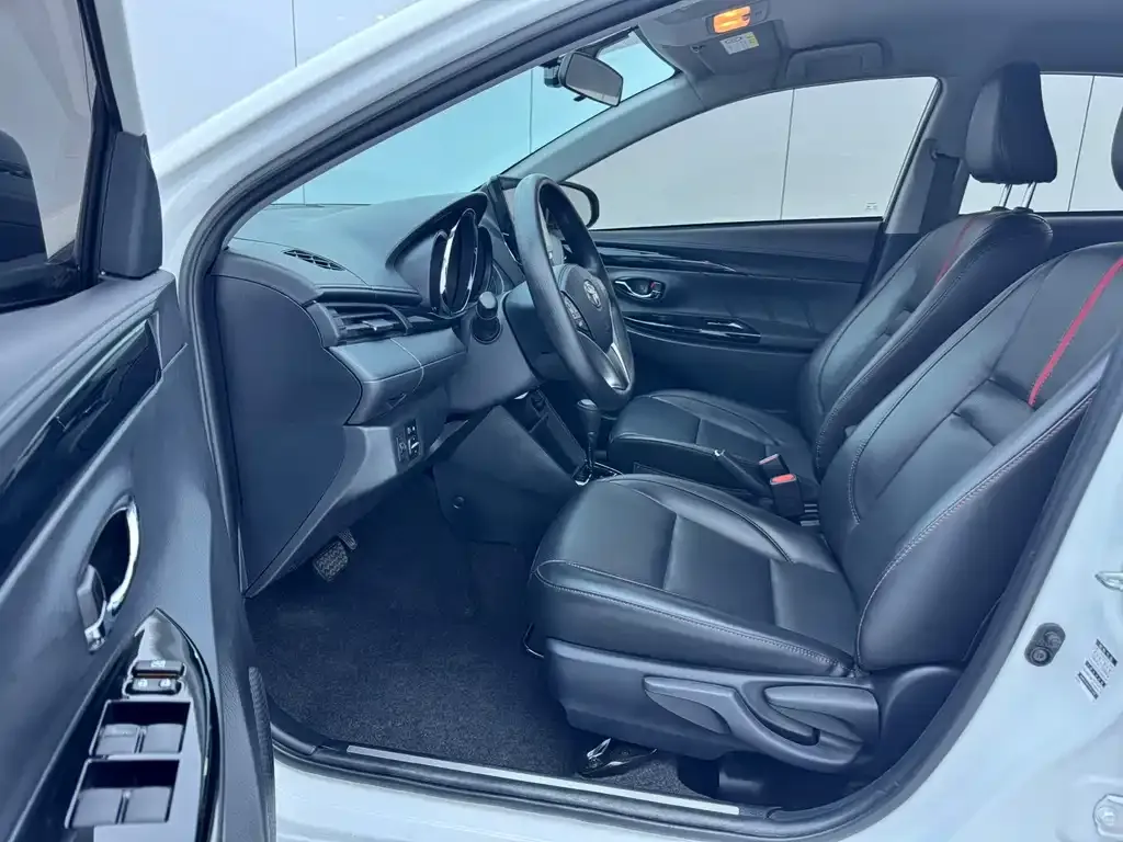 Toyota Yaris L — фото 7