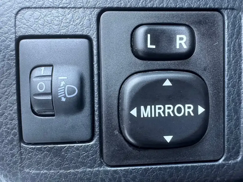 Toyota Yaris L — фото 10