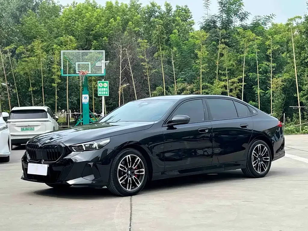 BMW 5 Series — фото 1
