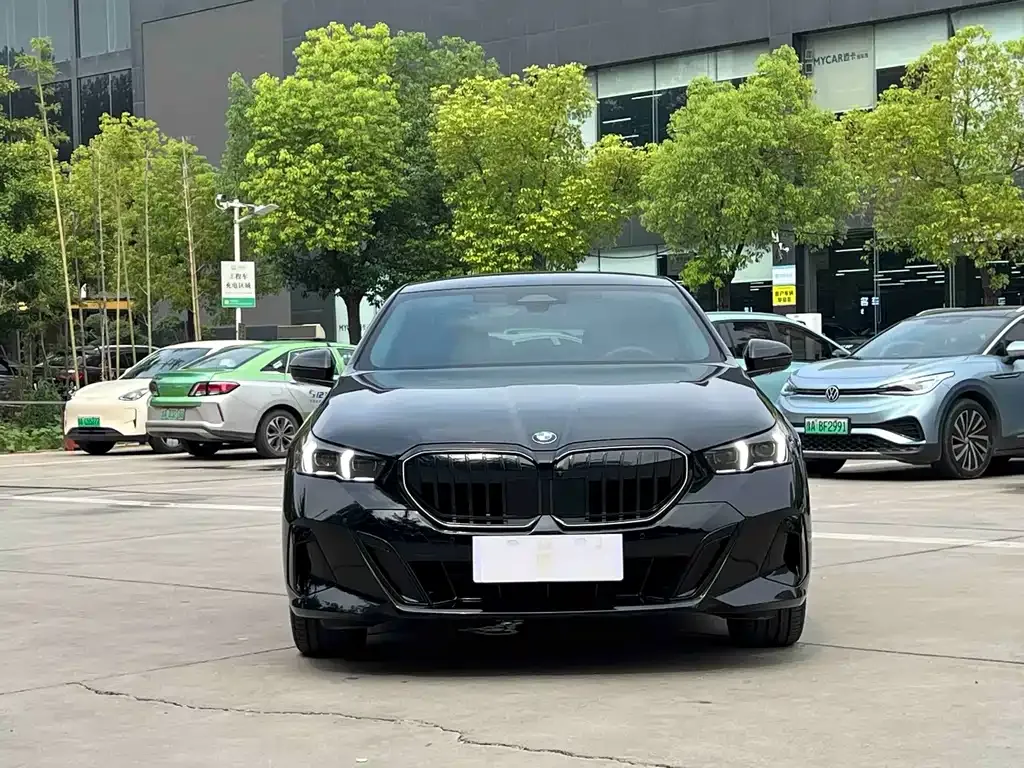 BMW 5 Series — фото 10