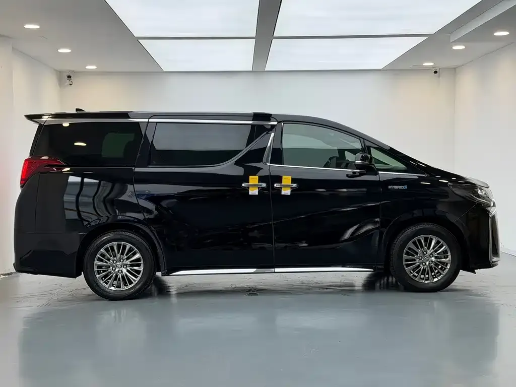 Toyota Alphard — фото 4