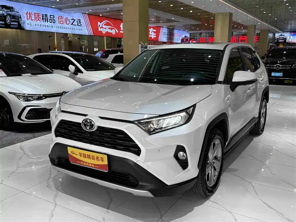 Toyota RAV4 — фото 1