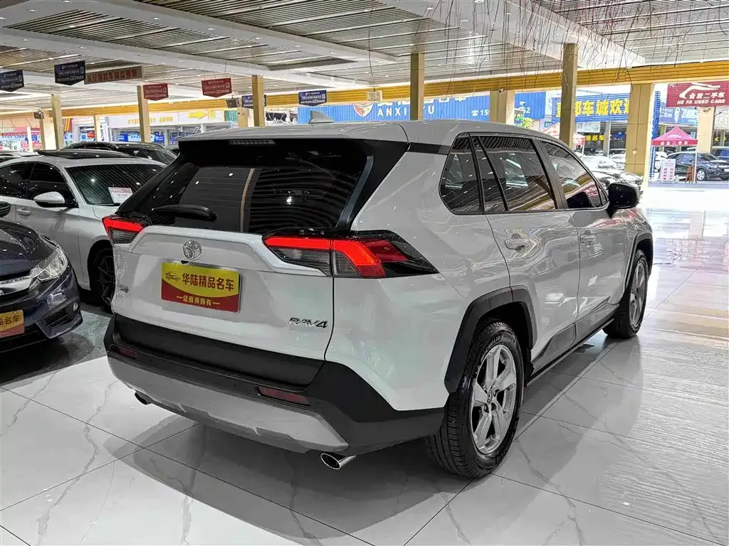Toyota RAV4 — фото 8
