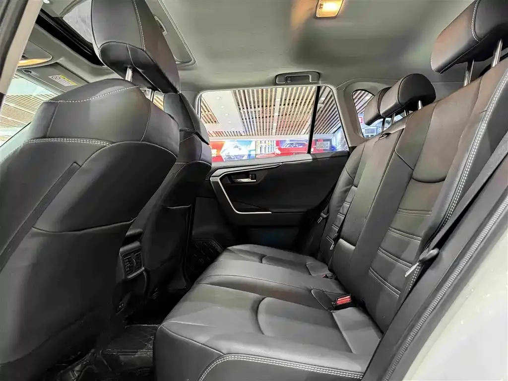 Toyota RAV4 — фото 4