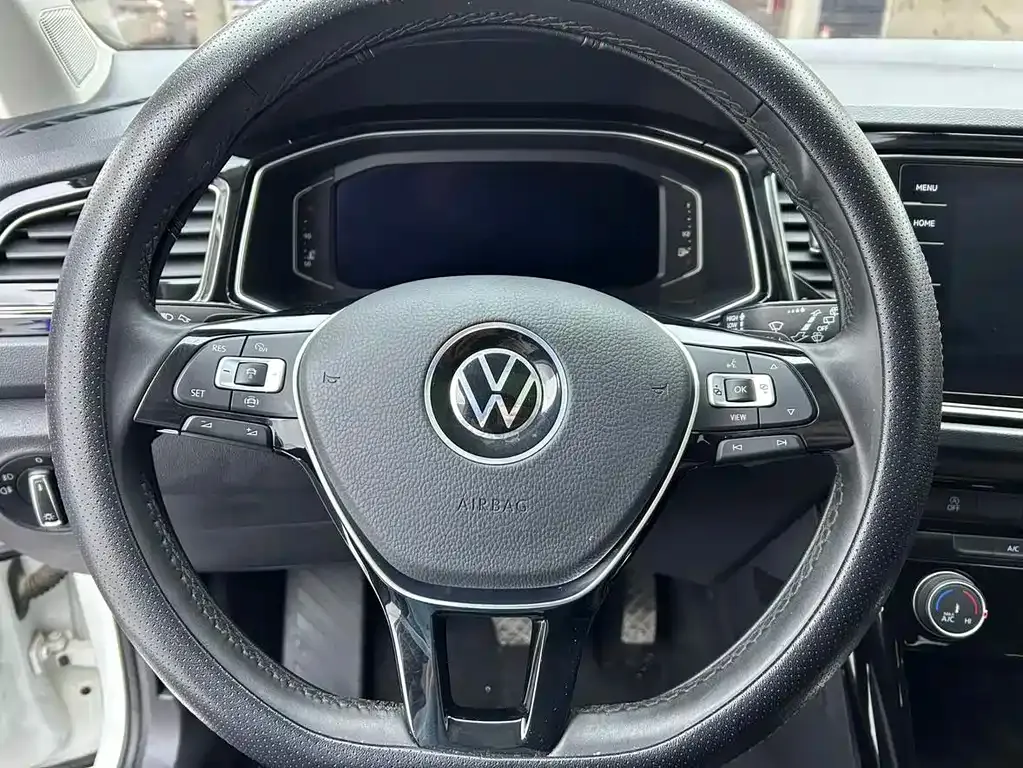 Volkswagen T-Roc — фото 10