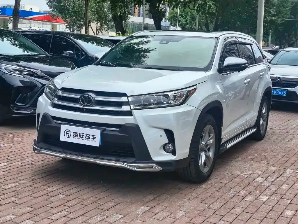 Toyota Highlander — фото 1