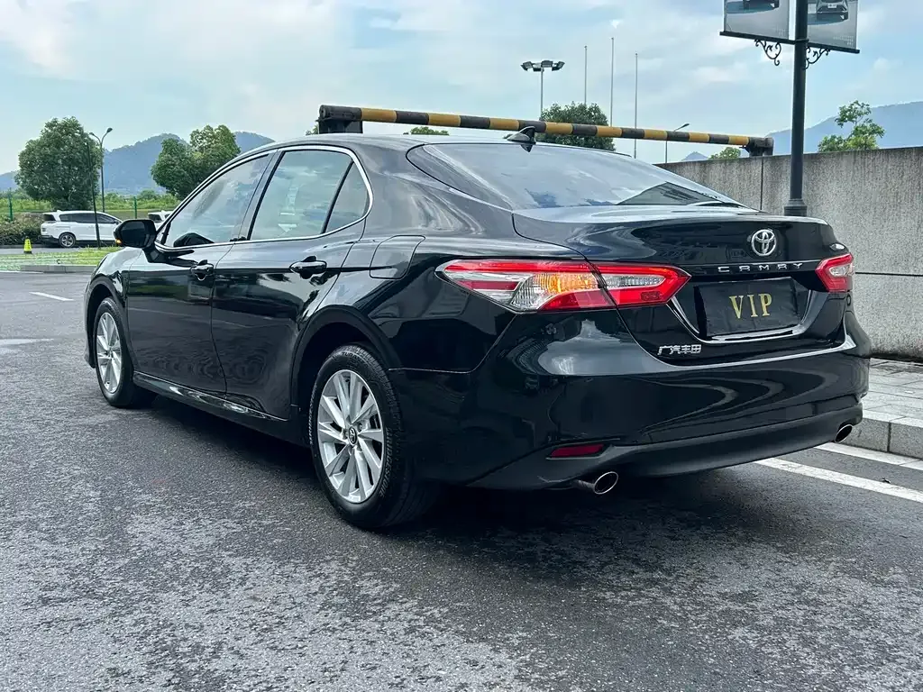 Toyota Camry — фото 10
